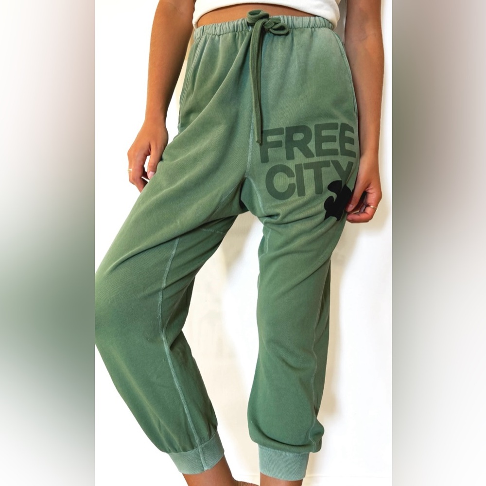 Free City Small Green Joggers. 💚⚡️